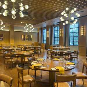 中〜大規模な披露宴会場の写真。木を用いた内装で温かい印象だった。