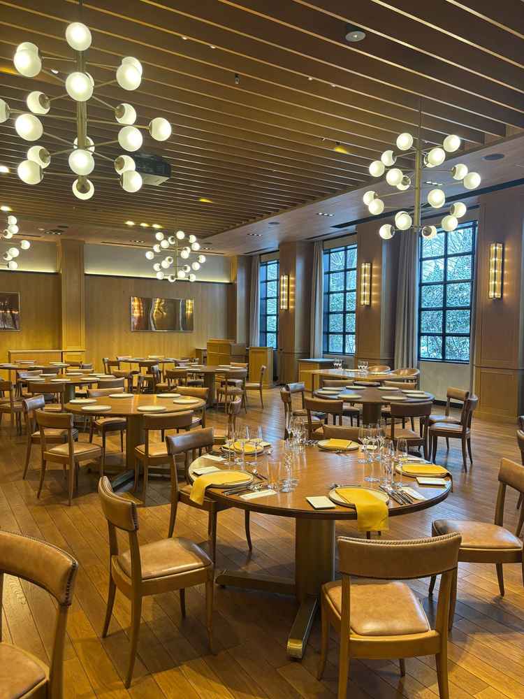 中〜大規模な披露宴会場の写真。木を用いた内装で温かい印象だった。