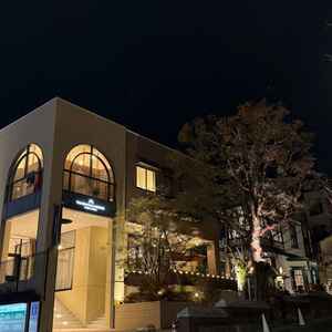 式場の外観です。神戸といえば、という通りに面しています。異人館の有名なコーヒーショップのお隣です。