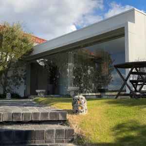 披露宴会場の外のガーデンの写真。緑が多くて、披露宴中、外にも出られるところが魅力的です。