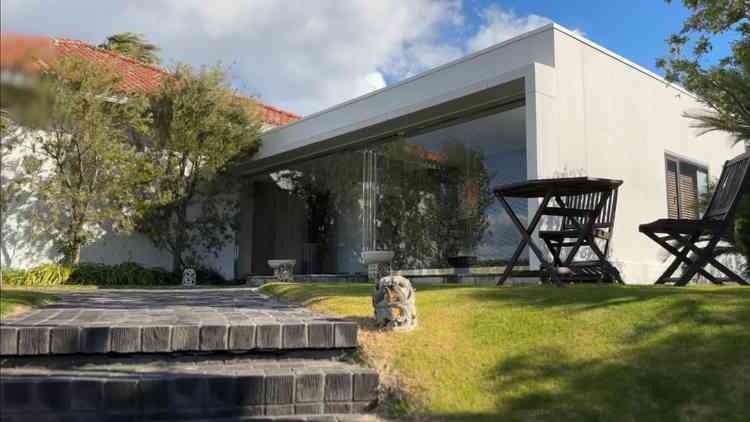 披露宴会場の外のガーデンの写真。緑が多くて、披露宴中、外にも出られるところが魅力的です。