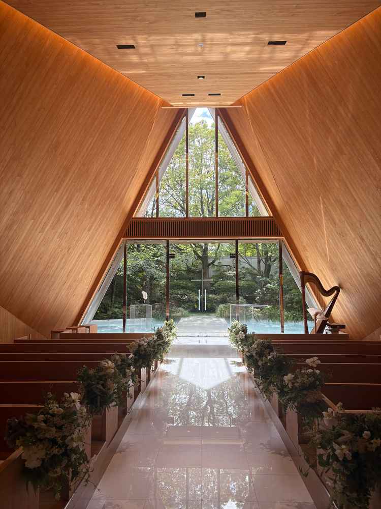 ひのきの香りがする木目のチャペル。列席者の椅子は少しずつ段になっており、全員が正面を綺麗に見れる。