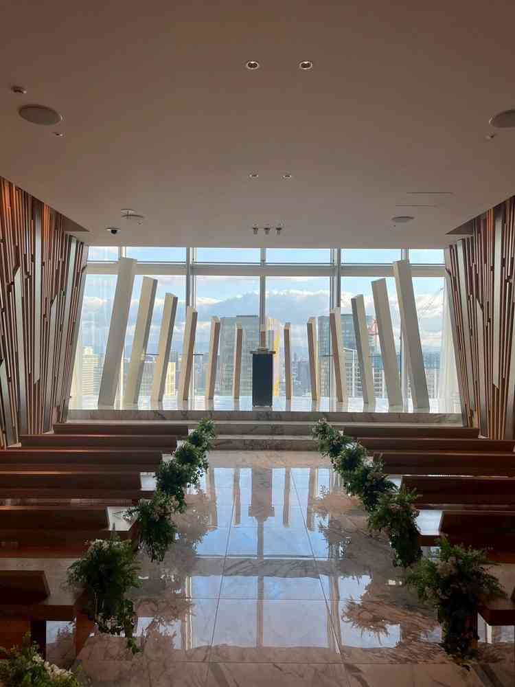 天空チャペル。床に青空が映り美しいです。