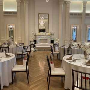 披露宴会場。暖かみのある雰囲気でした。階段もあり豪華でした。