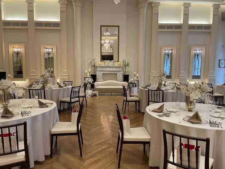 披露宴会場。暖かみのある雰囲気でした。階段もあり豪華でした。