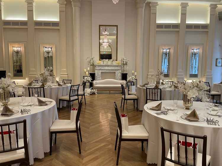 披露宴会場。暖かみのある雰囲気でした。階段もあり豪華でした。