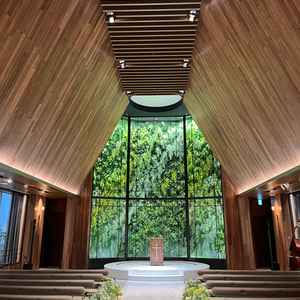 写真で見たようにチャペルは天井が高く素晴らしいです。ただ、入り口ドアの劣化が少し気になりました。