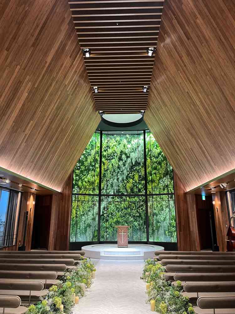 写真で見たようにチャペルは天井が高く素晴らしいです。ただ、入り口ドアの劣化が少し気になりました。