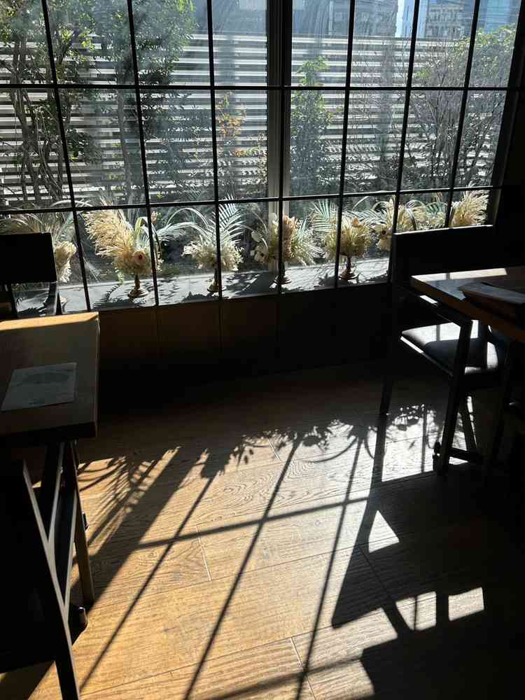 光がさす、とても綺麗な会場内。チャペルに使用することも可能とのことでした。