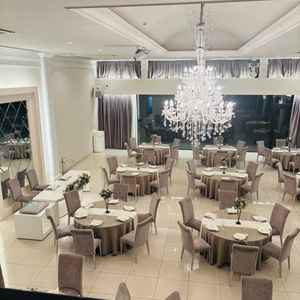 披露宴会場。1番大きい部屋。白基調で何にでもあい、フリースペースにガーデンに階段。最高の会場。