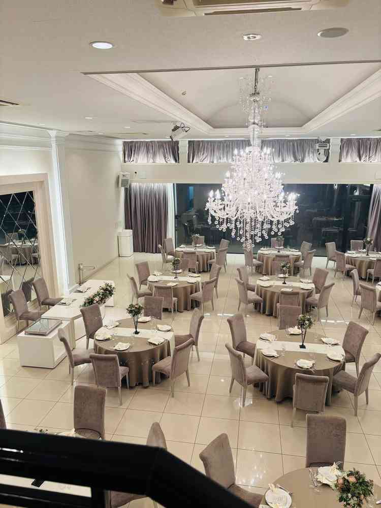 披露宴会場。1番大きい部屋。白基調で何にでもあい、フリースペースにガーデンに階段。最高の会場。