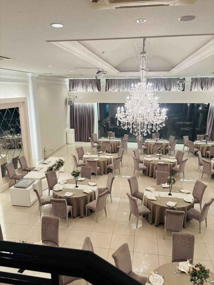 披露宴会場。1番大きい部屋。白基調で何にでもあい、フリースペースにガーデンに階段。最高の会場。