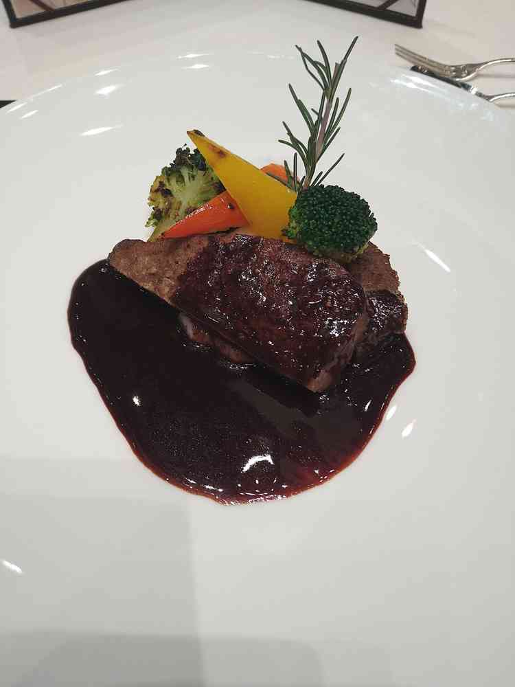 試食のメイン料理です。コース形式で前菜からデザートまで試食しましたが、どれも絶品でした。