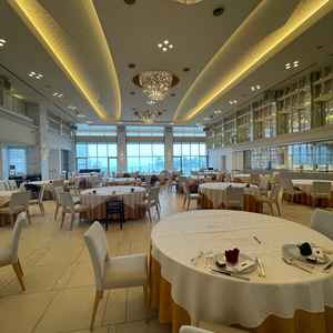 宝石をテーマとした披露宴会場。最もラグジュアリーな雰囲気。