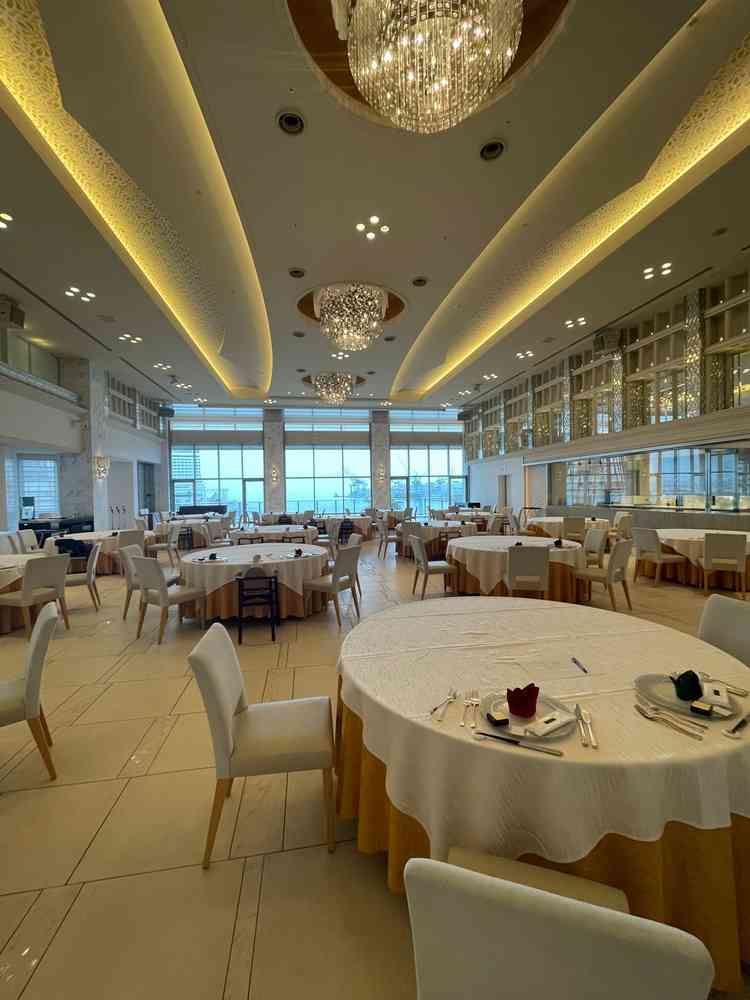 宝石をテーマとした披露宴会場。最もラグジュアリーな雰囲気。