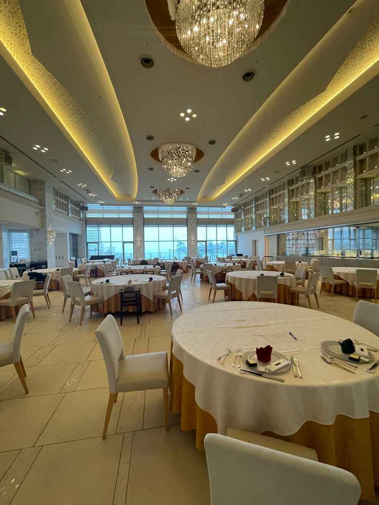 宝石をテーマとした披露宴会場。最もラグジュアリーな雰囲気。