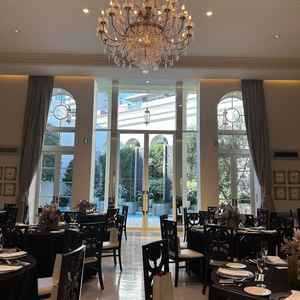 豪華な雰囲気の披露宴会場