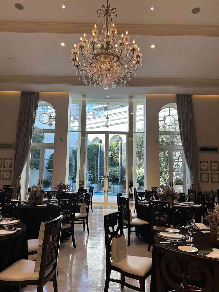 豪華な雰囲気の披露宴会場