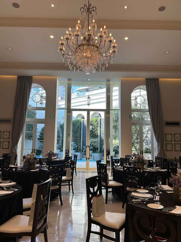 豪華な雰囲気の披露宴会場