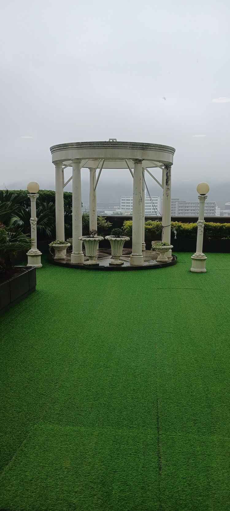生憎の雨で外へは行かれませんでしたが、左側にはパーティーをする広々とした場所になっていました。