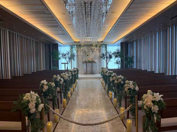 挙式会場。シャンデリアが印象的。