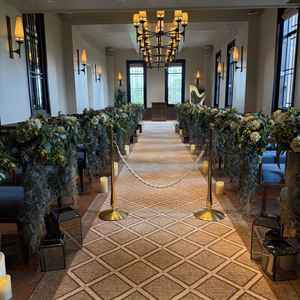 バージンロードが長く下の絨毯もオシャレで、横幅も参列者みんなと近く温かみのある感じかとても良かった。