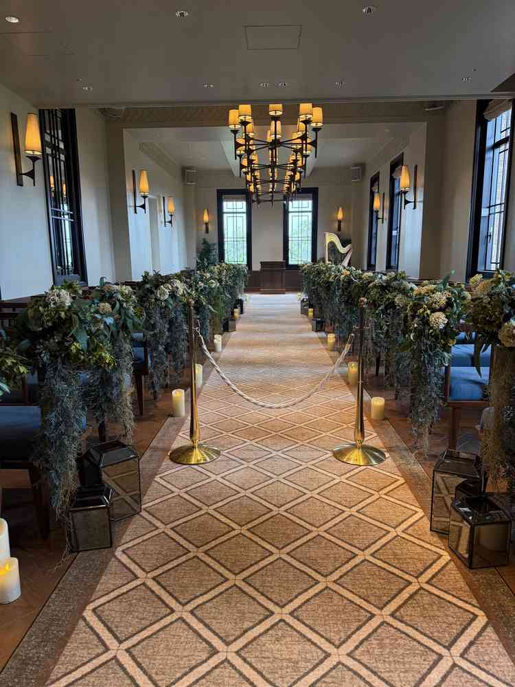 バージンロードが長く下の絨毯もオシャレで、横幅も参列者みんなと近く温かみのある感じかとても良かった。