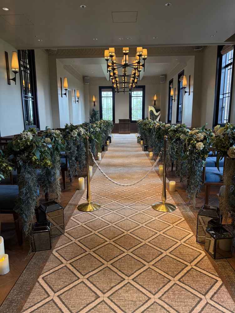 バージンロードが長く下の絨毯もオシャレで、横幅も参列者みんなと近く温かみのある感じかとても良かった。