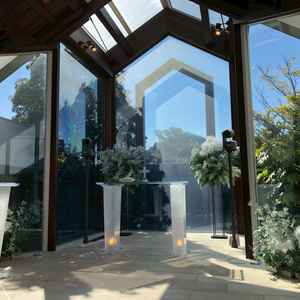 チャペル。最前列の席から見た宣誓台の様子。