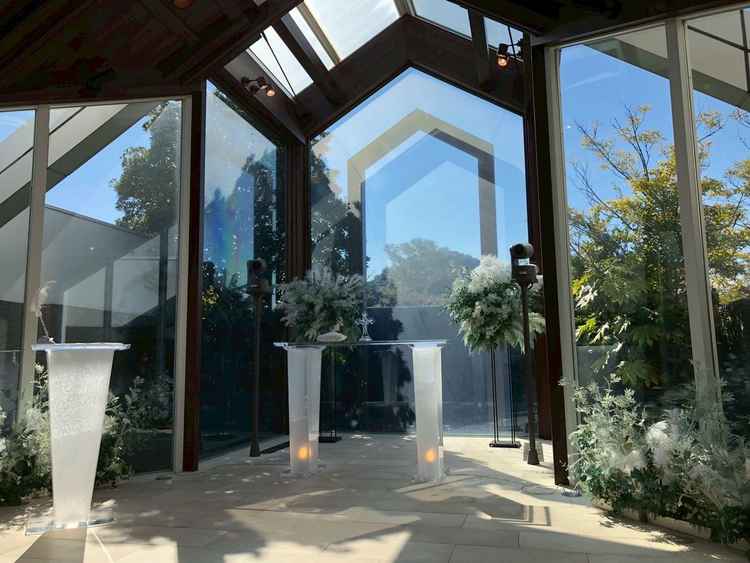 チャペル。最前列の席から見た宣誓台の様子。