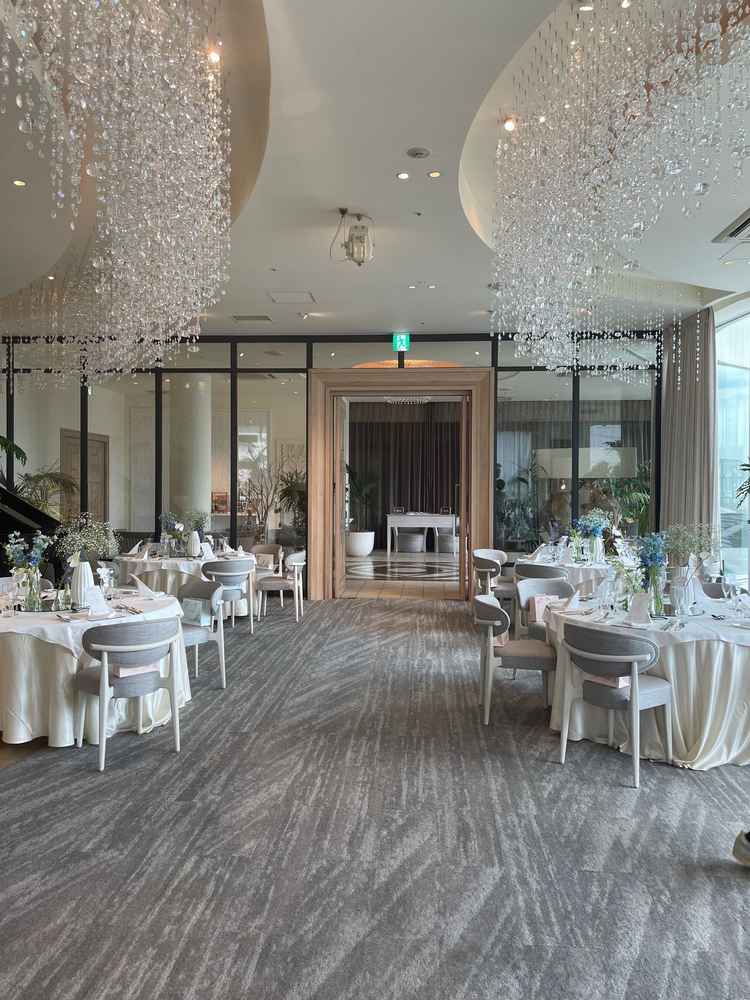 披露宴会場。噴水やピアノの演奏など、凝った演出が豊富で非日常的な空間でした。