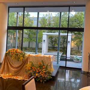 結婚式会場の落ち着いたシンプルな雰囲気がとても素敵でした。外からの光の入り具合いもとてもよかったです