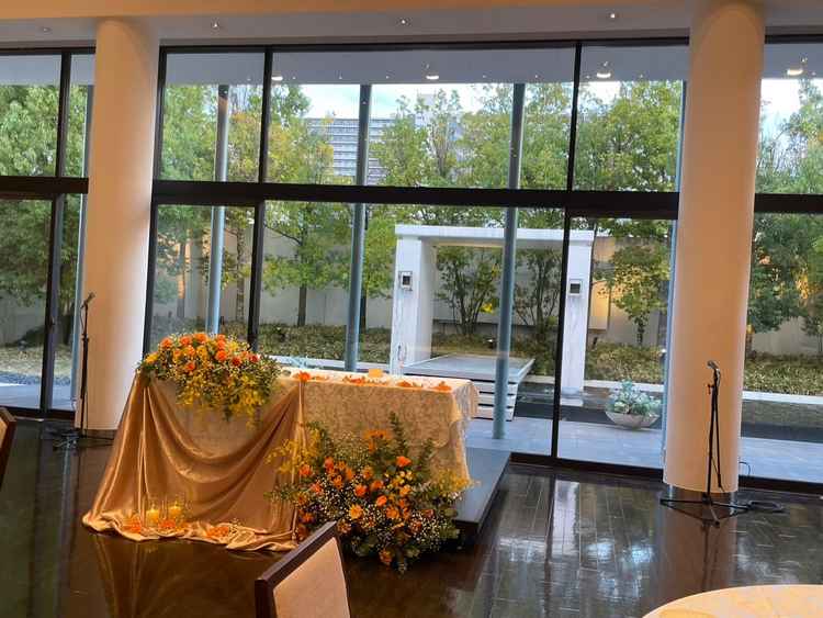 結婚式会場の落ち着いたシンプルな雰囲気がとても素敵でした。外からの光の入り具合いもとてもよかったです