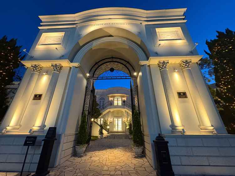 式場に入る正面入口。夕方だったこともあり外の暗さとライトがすごく綺麗に見えて、高さもあって素敵だった