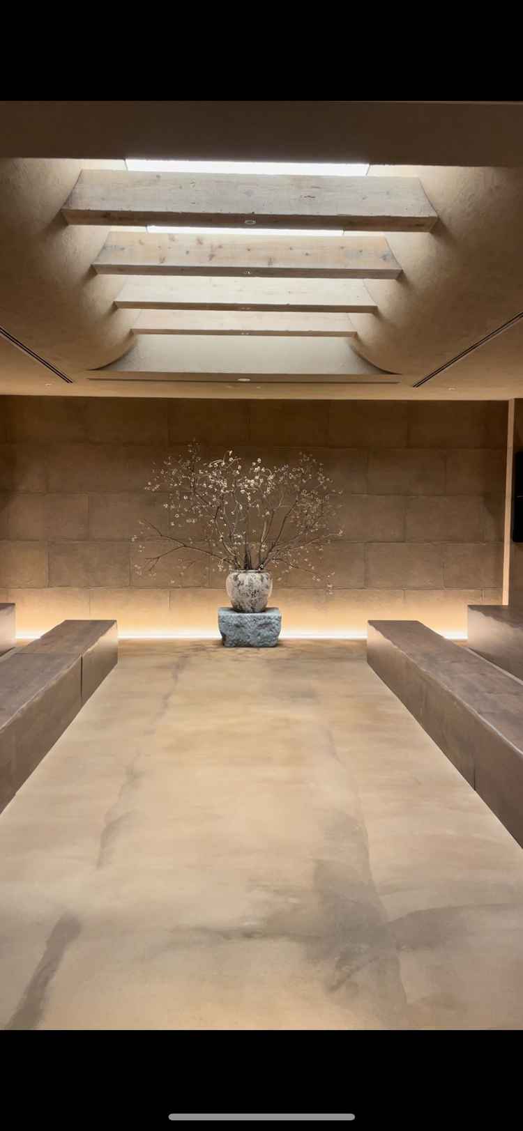 土を基調としたシンプルなチャペル