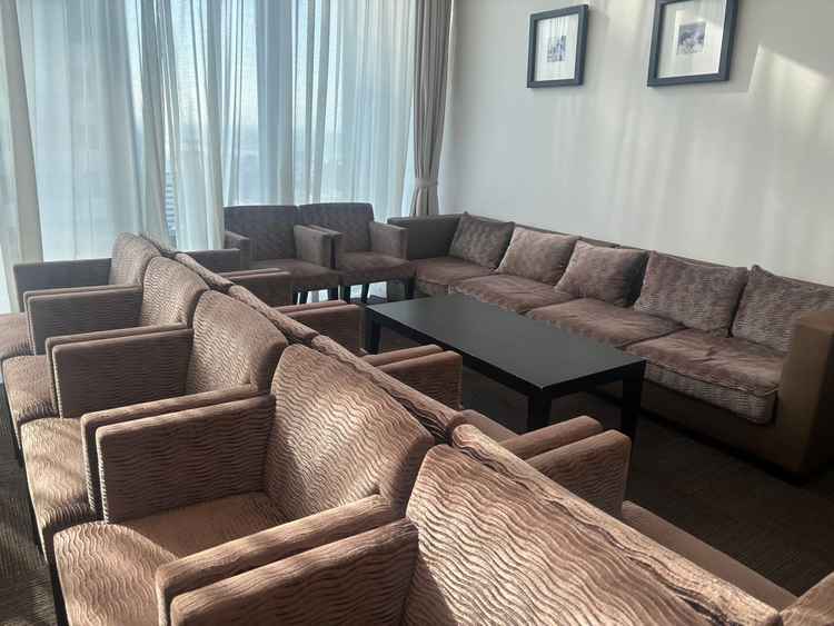 親族の待合室。新郎側と新婦側で分かれている。