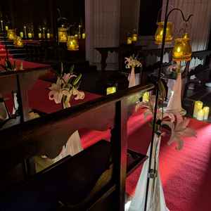 チャペルは自然光でなくLEDのため、暗くする演出も可能