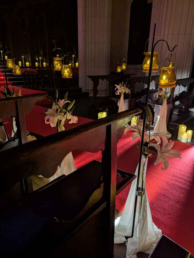 チャペルは自然光でなくLEDのため、暗くする演出も可能