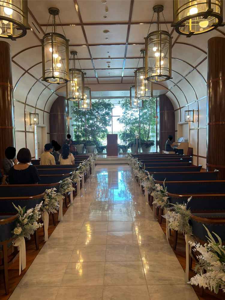 チャペルの写真。船をイメージしたデザインで、緑も感じられる明るい雰囲気。