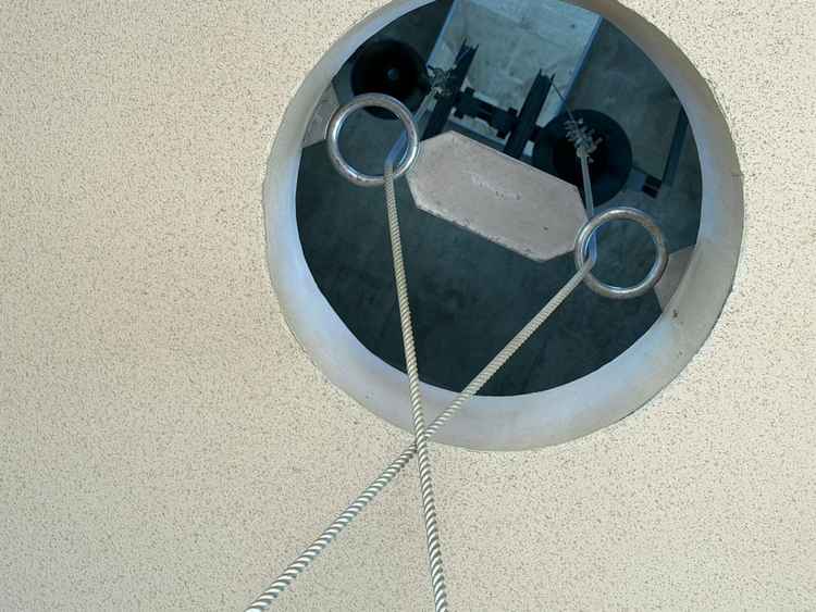 低音、高音の２つのベルを2人で鳴らし、門出を演出できる。