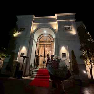 外観の写真。洋風で鉄格子、セキュリティーは万全。終了時に花束をプレゼントしていただき気分はルンルン！