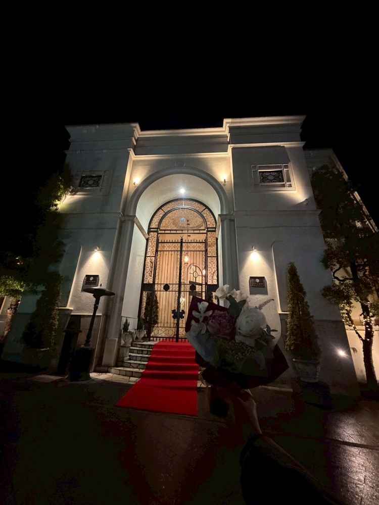 外観の写真。洋風で鉄格子、セキュリティーは万全。終了時に花束をプレゼントしていただき気分はルンルン！