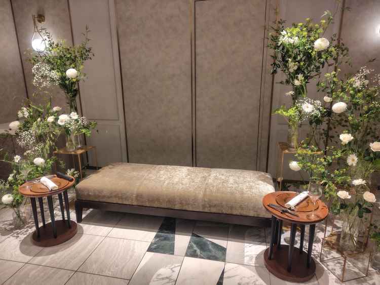 披露宴のメインテーブルコーディネートです