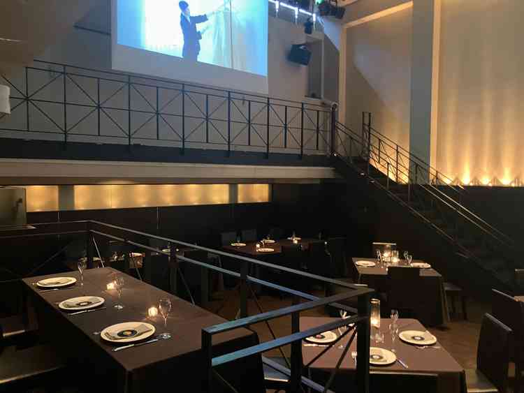 披露宴会場1つ目です、シックな感じがよい