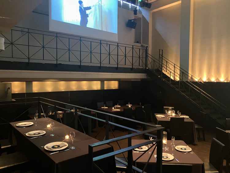 披露宴会場1つ目です、シックな感じがよい