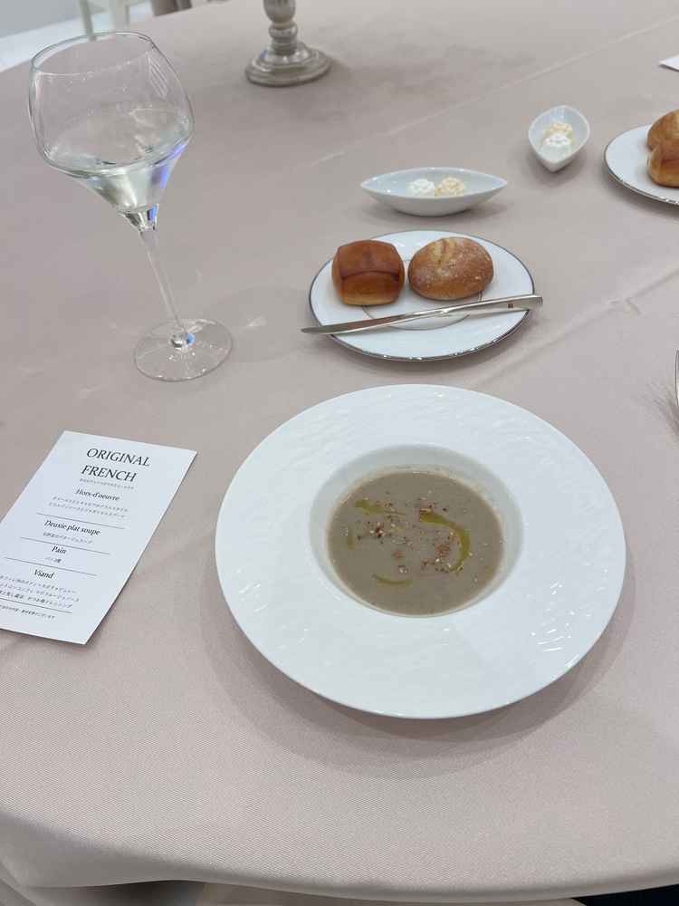 披露宴会場(パリス)会場での、試食体験。口コミでも料理の評判が高く、実際に試食してみると絶品でした。