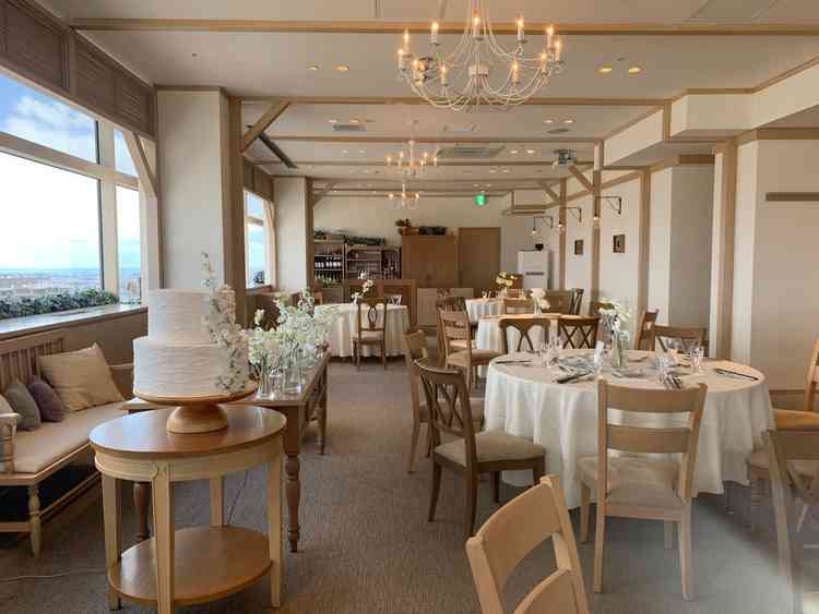 木目調の披露宴会場