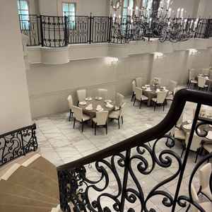 メインの披露宴会場も天井が高く開放感がありました。階段も高さがしっかりあり、シャンデリアも素敵でした