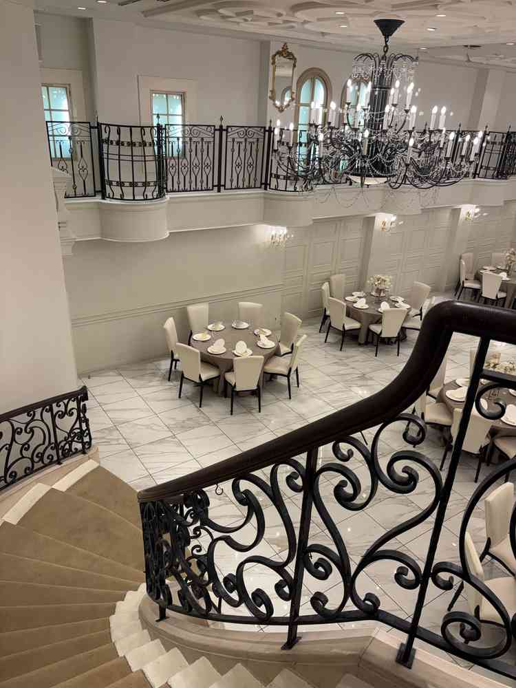 メインの披露宴会場も天井が高く開放感がありました。階段も高さがしっかりあり、シャンデリアも素敵でした