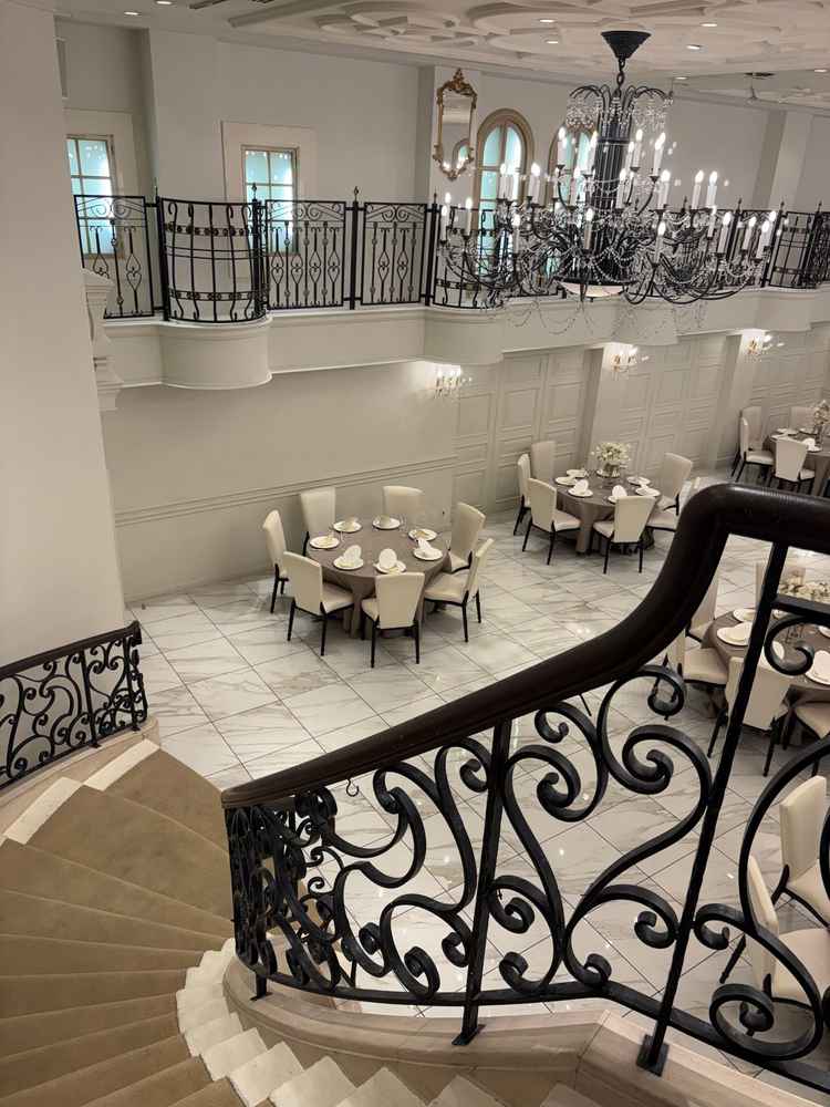 メインの披露宴会場も天井が高く開放感がありました。階段も高さがしっかりあり、シャンデリアも素敵でした